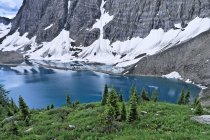 Scenery of Rockwall at Floe Lake by pond water in Kootenay National Park, British Columbia, Canada — Stock Photo