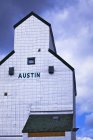 Elevador de grãos e céu dramático em Austin, Manitoba, Canadá
. — Fotografia de Stock