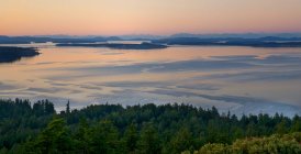 Hochwinkelblick auf Meer und olympische Berge in Küstenlandschaft in Washington, USA — Stockfoto