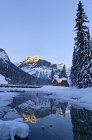 Ristorante al Lago di Smeraldo che riflette in acqua d'inverno nel Parco Nazionale Yoho, Columbia Britannica, Canada — Foto stock
