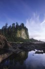 Cena tranquila da costa rochosa de Haida Gwaii com Tow Hill na Ilha Graham ao entardecer, Colúmbia Britânica, Canadá . — Fotografia de Stock