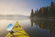 Kayak en Lake of Woods, Noroeste de Ontario, Canadá - foto de stock