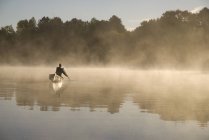 Solitario pagaiatore sulle acque del fiume Severn a Muskoka, Ontario, Canada — Foto stock