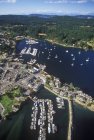 Vista aérea de Ganges y Fulford Harbour Ferry Terminal, Columbia Británica, Canadá . - foto de stock