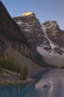 Alba al lago Morena con riflessione sulle montagne, Valle delle Dieci Cime, Banff National Park, Alberta, Canada . — Foto stock