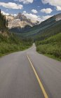 Route dans la vallée avec les montagnes du parc national Yoho, Canada — Photo de stock