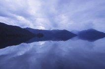 Nebel über dem Wasser von haida gwaii, darwin sound, britisch columbia, canada. — Stockfoto