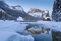 Restaurante en Emerald Lake reflejándose en el agua en invierno en el Parque Nacional Yoho, Columbia Británica, Canadá - foto de stock