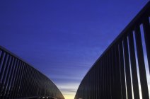 Ручные рельсы и дорожка с чистым небом над головой, Британская Колумбия, Канада . — стоковое фото