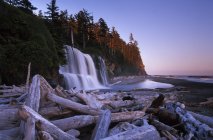 Тропа западного побережья и водопад Цусиат в национальном парке Пасифик Рим, остров Ванкувер, Британская Колумбия, Канада . — стоковое фото