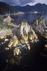 Vista aérea de las rocas del archipiélago Haida Gwaii, Columbia Británica, Canadá . - foto de stock