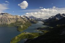 Vista aerea del Parco Nazionale dei Laghi di Waterton con Prince of Wales Hotel, Alberta, Canada — Foto stock