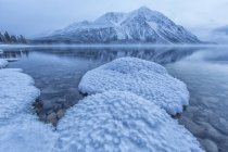 Частично лед покрыл озеро Кейтлин и гору Овцы в национальном парке Клуэйн, Юкон, Канада . — стоковое фото