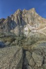 Pico Radalet reflejándose en el agua del estanque en las Montañas de la Costa del Yukón, Yukón . - foto de stock