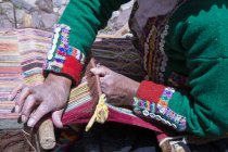 Close-up de mulher local realizando tecelagem tradicional, Cuzco, Peru — Fotografia de Stock
