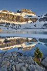 Rochers réfléchissant dans l'eau du lac Cataract, canyon Upper Brazeau, parc national Jasper, Alberta, Canada — Photo de stock