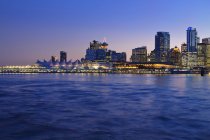 Vancouver skyline with Coal Harbour at dusk in Vancouver, British Columbia, Canada — Stock Photo
