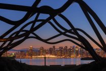Skyline di Vancouver dietro la scultura d'arte a North Vancouver, Columbia Britannica, Canada — Foto stock