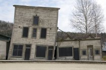 Vecchi edifici storici vacanti dell'epoca della corsa all'oro, Dawson City, Yukon, Canada
. — Foto stock