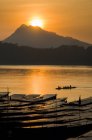 Sonnenuntergang über dem Mekong mit Touristenboot auf dem Wasser in luang probang, laos — Stockfoto