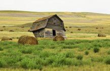 Twisted barn on Canadian Prairie near Big Muddy Badlands, Saskatchewan, Canada. — Stock Photo