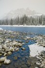 Castle Mountain et la rivière Bow en hiver dans le parc national Banff, Alberta, Canada — Photo de stock