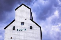 Ascensor de grano y cielo dramático en Austin, Manitoba, Canadá
. - foto de stock