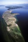 Vista aérea da estrada curvilínea em Denman Island, Colúmbia Britânica, Canadá . — Fotografia de Stock