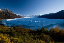 Glaciar Perito Moreno no outono com bezerros de gelo caindo na água do Lago Argentina, Parque Nacional Los Glacieres, Argentina — Fotografia de Stock