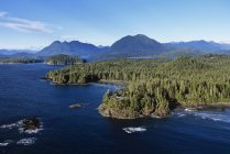 Vista aérea de Clayoquot Sound y Tofino, Isla Vancouver, Columbia Británica, Canadá . - foto de stock