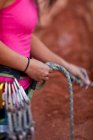 Primer plano de la mujer atando cuerda antes de escalar en St Georges, Utah, Estados Unidos de América - foto de stock