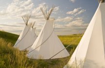 Tipis blancos tradicionales en Crossing Resort en el borde del Parque Nacional de Pastizales, Val Marie, Saskatchewan, Canadá - foto de stock