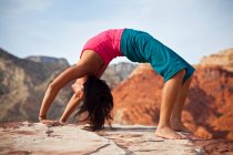 Fit mujer asiática practicando yoga en desierto de rocas rojas, Las Vegas, Nevada, Estados Unidos - foto de stock
