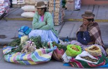 Gente local en la escena del mercado de Puno, Lago Titicaca, Perú - foto de stock