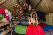 Residente feminina local da aldeia de Uros, Lago Titicaca, Peru — Fotografia de Stock