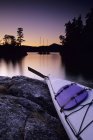 Silhouettes de kayak et de yachts au crépuscule dans le parc marin Desolation Sound, île Curme, Colombie-Britannique, Canada . — Photo de stock