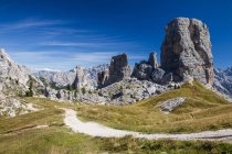 Cinque Torri torri rocciose sulle montagne delle Dolomiti — Foto stock