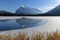 Mont Rundle et lac Vermillion en hiver, parc national Banff, Alberta, Canada — Photo de stock