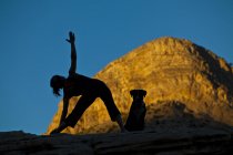 Mujer practicando yoga con perro en Red Rocks, Las Vegas, Nevada, Estados Unidos de América - foto de stock