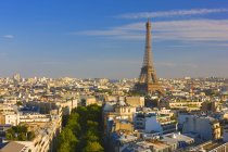 Висока кут вид на Ейфелеву вежу і міський пейзаж, Париж, Франція. — стокове фото