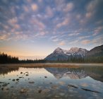 Elliot Peak reflexionando en Whitegoat Lakes, Bighorn Wildland, Alberta, Canadá - foto de stock