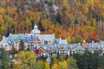 Архитектура и красочные пейзажи деревни Мон-Трелант осенью, Лоренц, Квебек, Канада — стоковое фото