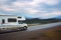 Vue floue du camping-car sur l'autoroute, Colombie-Britannique, Canada . — Photo de stock