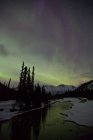 Luces boreales sobre las montañas y el río Wheaton fuera de Whitehorse, Yukón, Canadá
. - foto de stock