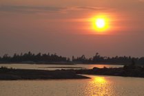 Puesta de sol sobre las islas de Black Bay, Georgian Bay, Ontario, Canadá - foto de stock