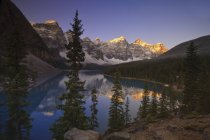 Nascer do sol no Lago Moraine com reflexão de montanha, Vale dos Dez Peaks, Parque Nacional Banff, Alberta, Canadá . — Fotografia de Stock