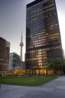 Evening atmosphere in financial district with CN Tower, Toronto, Ontario, Canada — Stock Photo