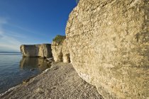 Acantilados de piedra caliza y rocas escarpadas a lo largo del lago Manitoba, Manitoba, Canadá - foto de stock