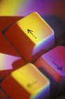 Botões de teclado com setas em luz amarela — Fotografia de Stock