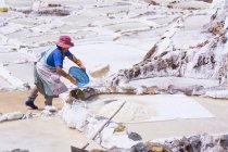 Donna locale che lavora nelle miniere di sale di Maras nella regione di Cuzco in Perù — Foto stock
